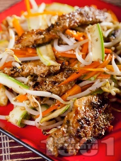 Зеленчукова салата с пилешко месо от гърди (филе), тиквички, сусам и кълнове по китайски - снимка на рецептата